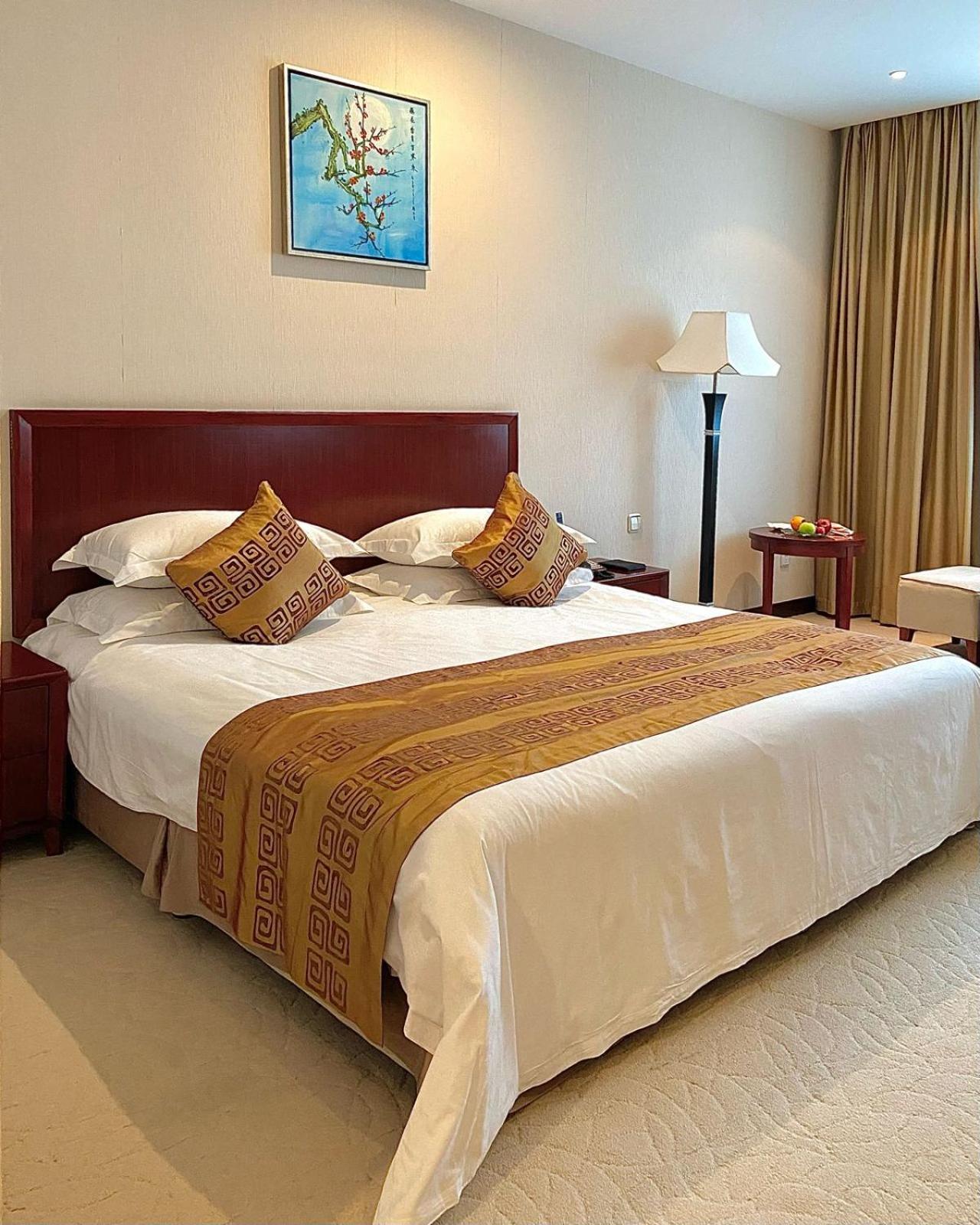 Beijing Palace Soluxe Hotel Astana Luaran gambar A bed runner