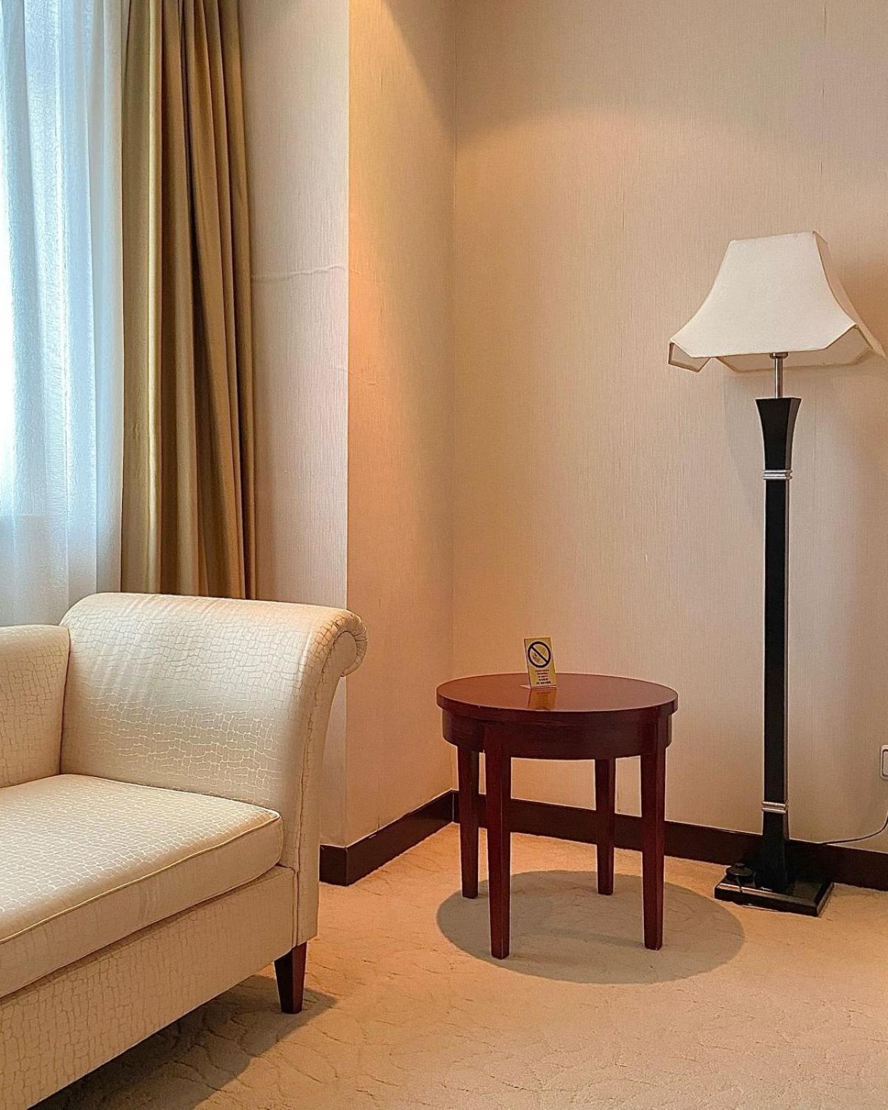 Beijing Palace Soluxe Hotel Astana Luaran gambar A floor lamp
