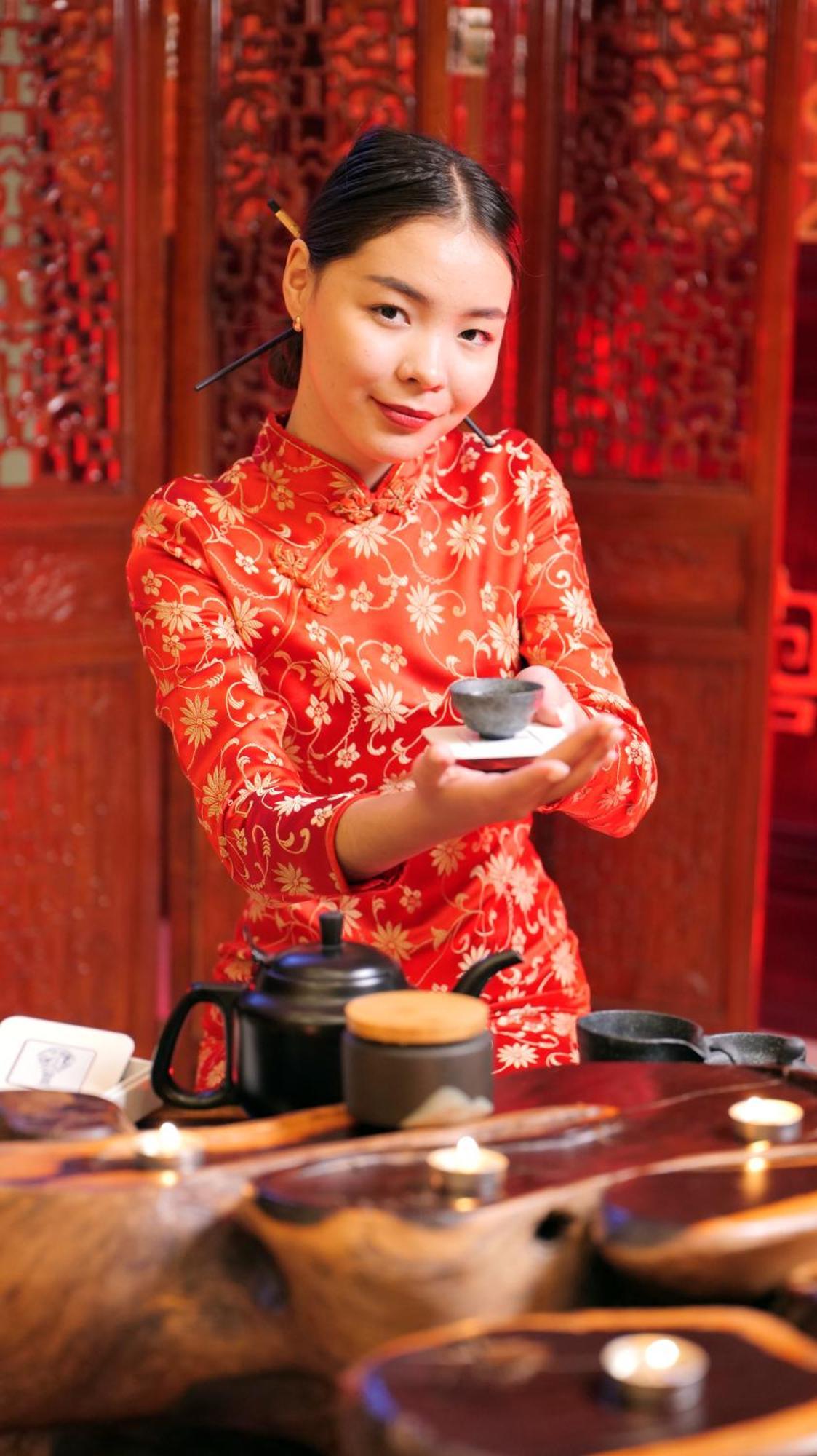 Beijing Palace Soluxe Hotel Astana Luaran gambar A woman wearing a qipao