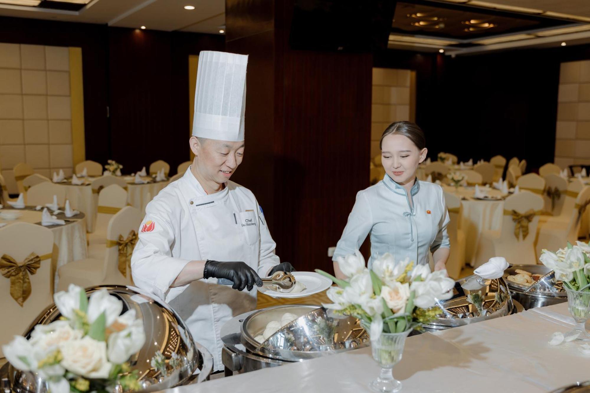 Beijing Palace Soluxe Hotel Astana Luaran gambar A buffet at a wedding reception