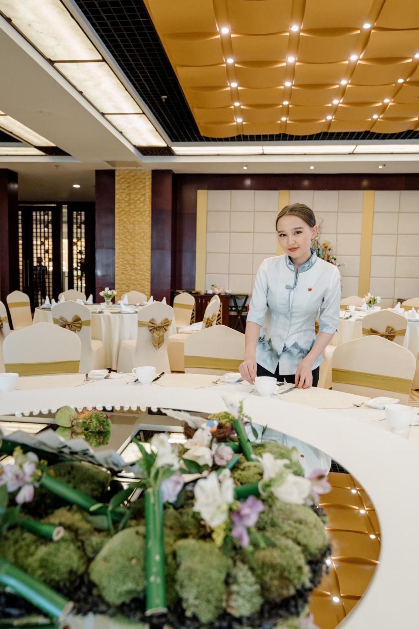 Beijing Palace Soluxe Hotel Astana Luaran gambar A restaurant hostess