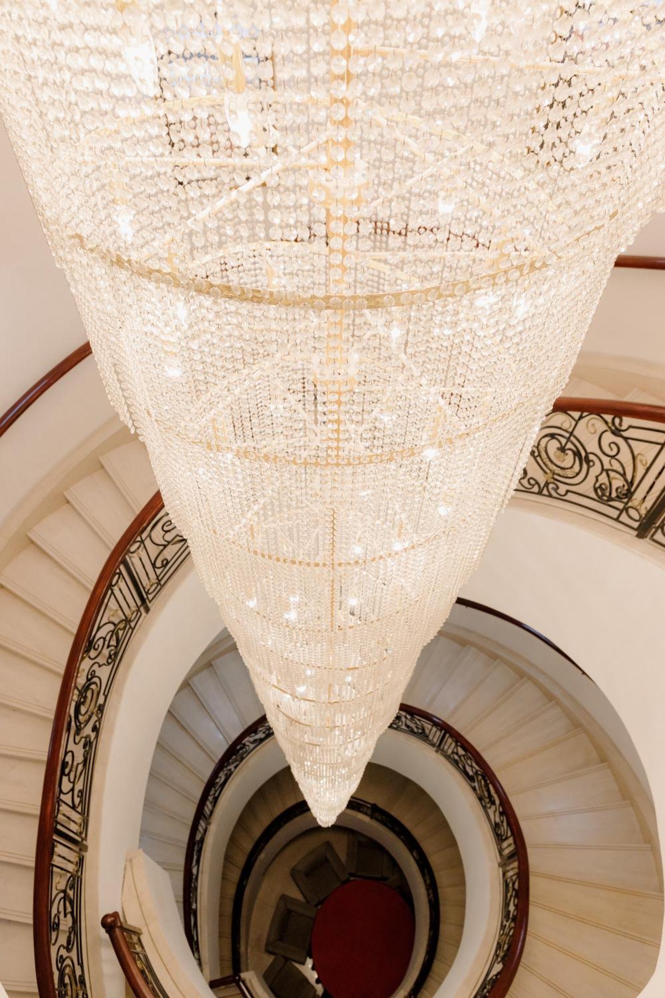 Beijing Palace Soluxe Hotel Astana Luaran gambar The staircase and chandelier