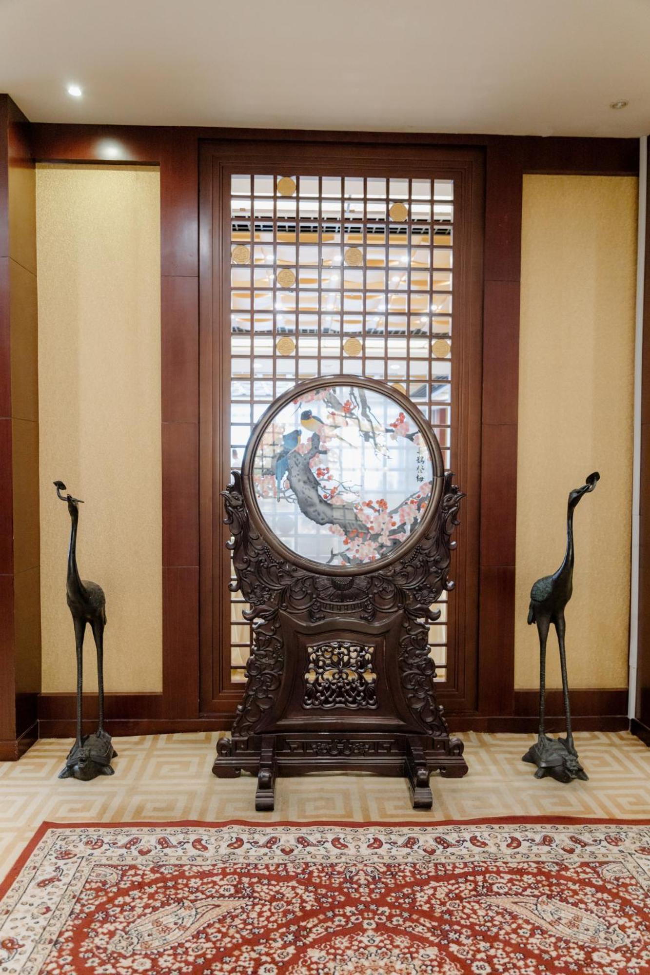 Beijing Palace Soluxe Hotel Astana Luaran gambar A Chinese mirror