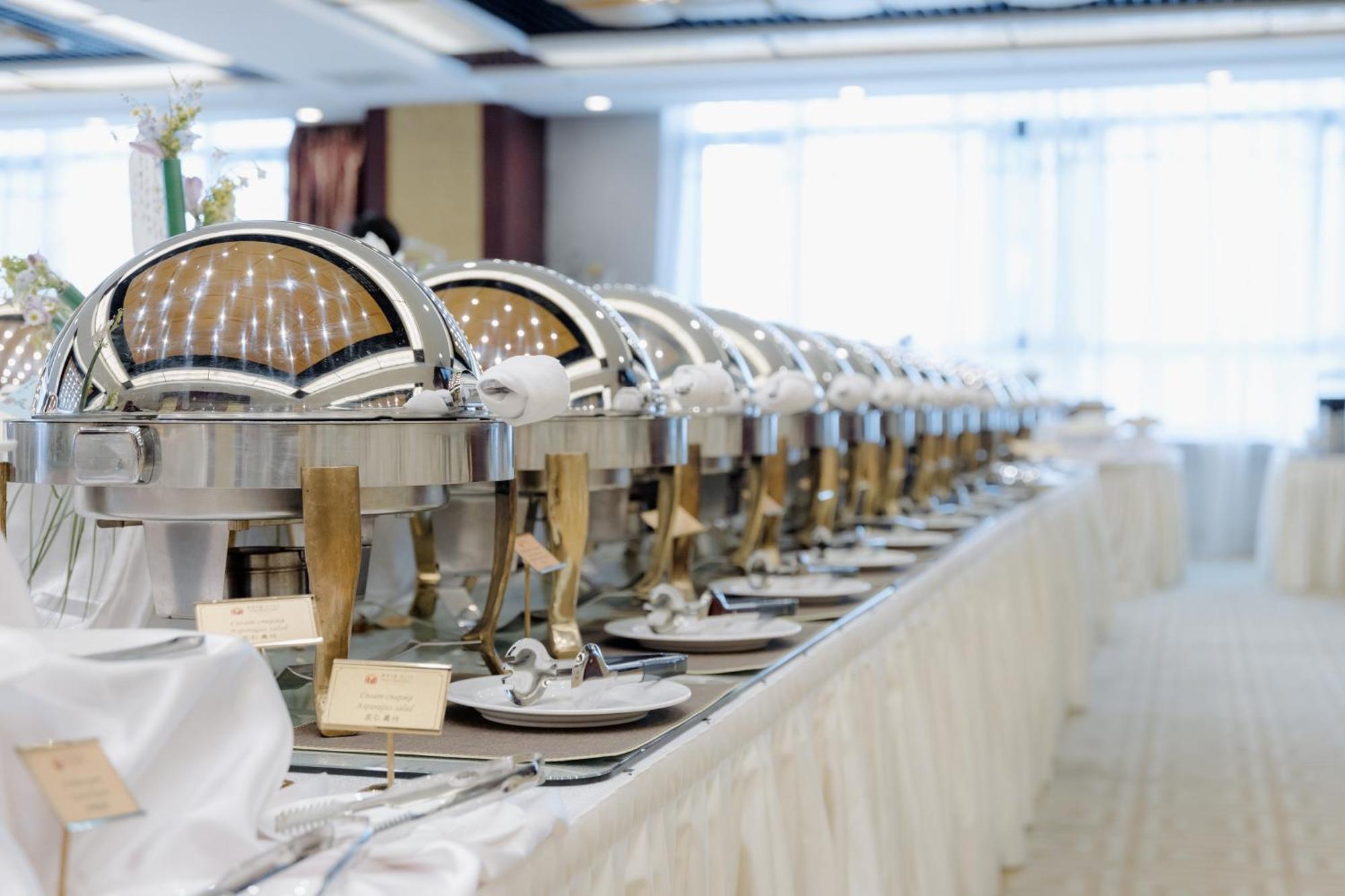 Beijing Palace Soluxe Hotel Astana Luaran gambar A row of chafing dishes