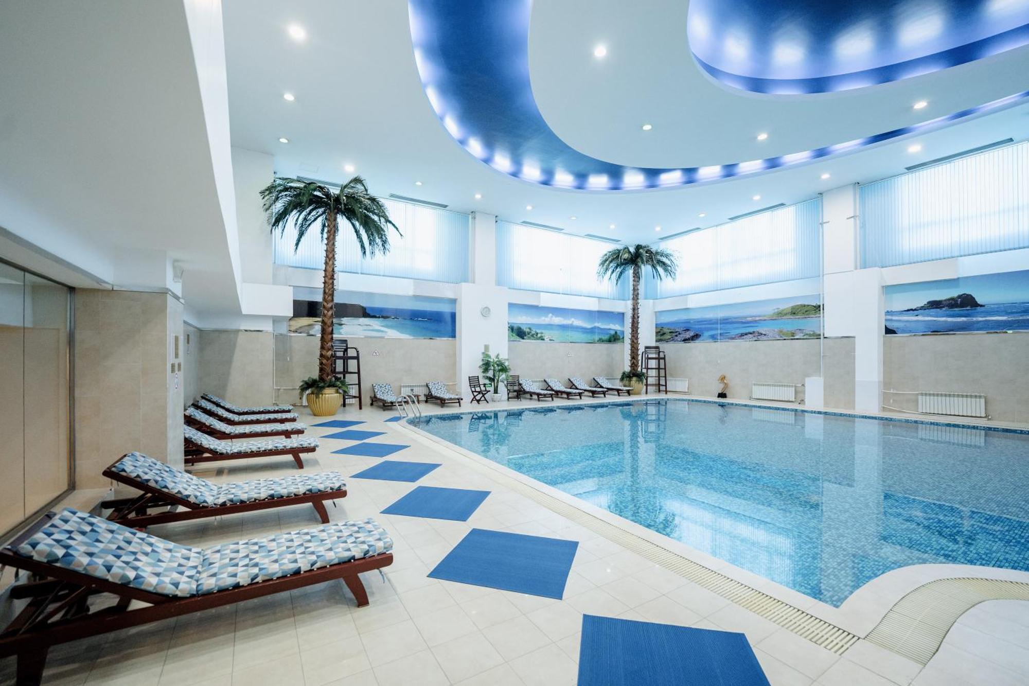 Beijing Palace Soluxe Hotel Astana Luaran gambar The swimming pool at the hotel