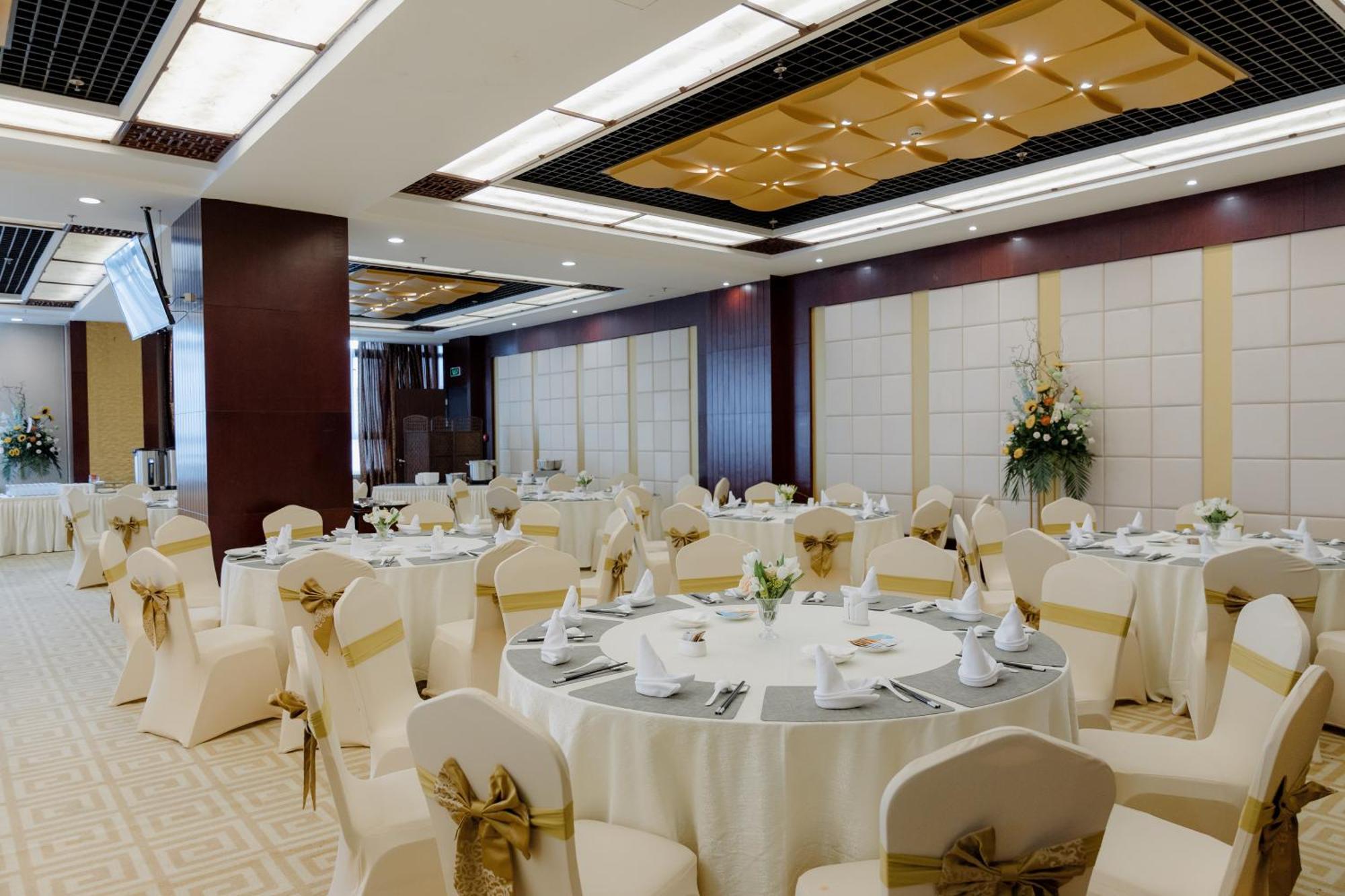 Beijing Palace Soluxe Hotel Astana Luaran gambar A banquet hall
