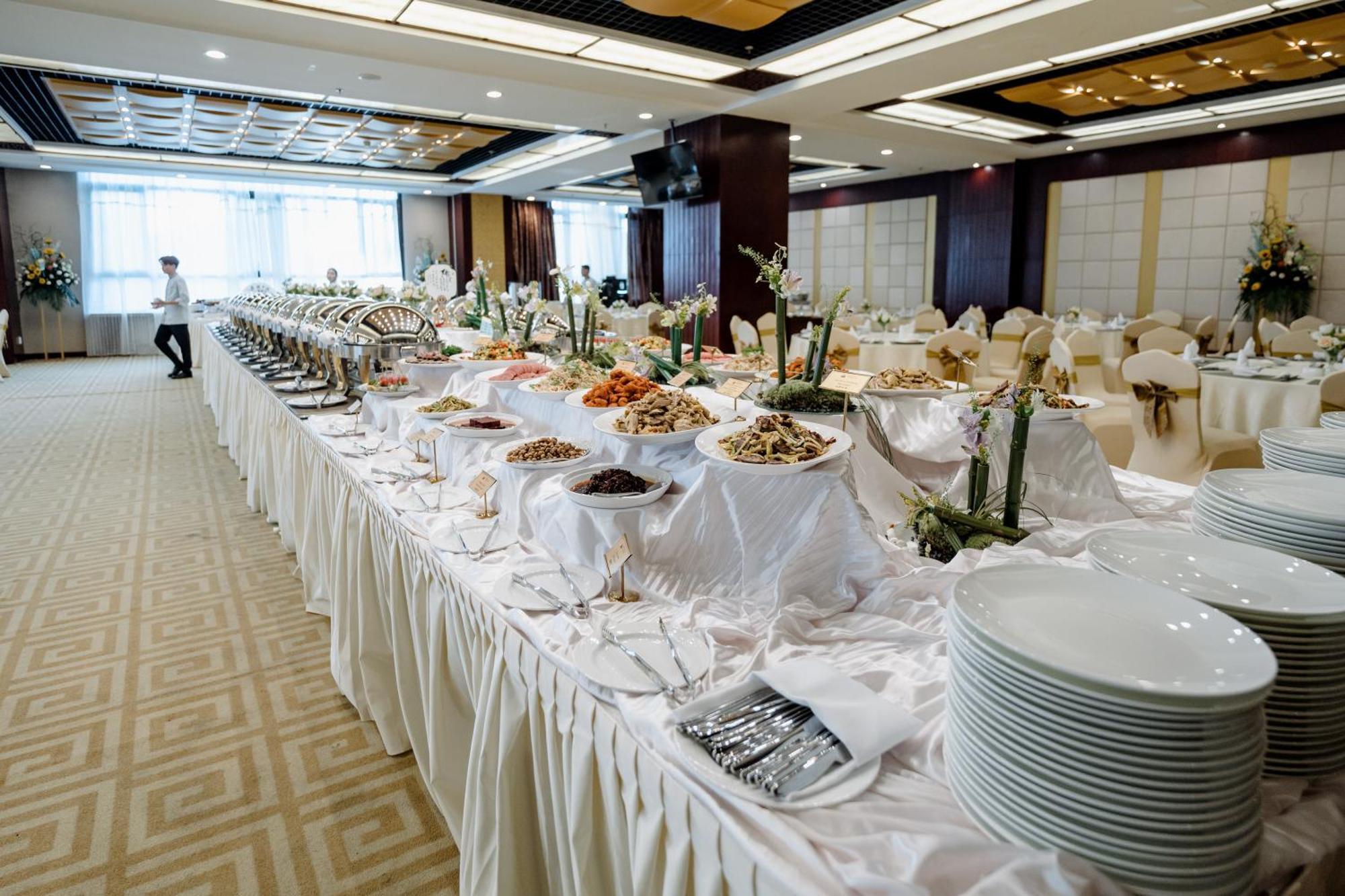 Beijing Palace Soluxe Hotel Astana Luaran gambar A buffet at a wedding reception