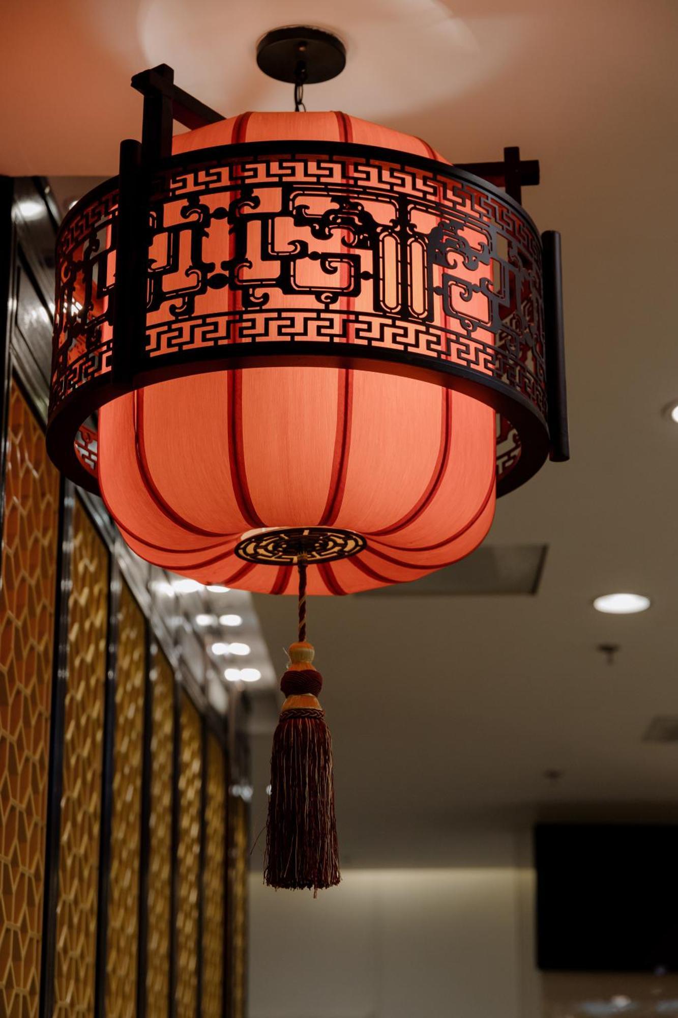 Beijing Palace Soluxe Hotel Astana Luaran gambar A Chinese lantern