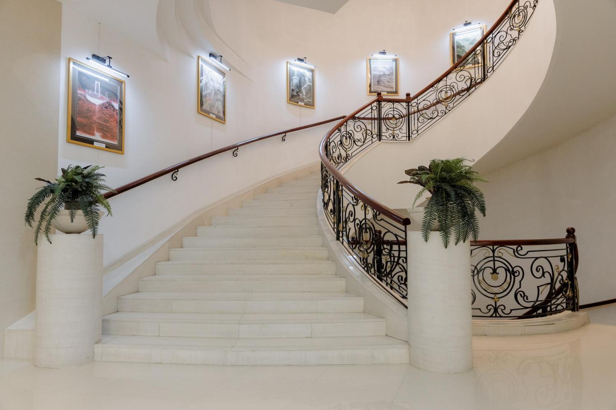 Beijing Palace Soluxe Hotel Astana Luaran gambar Staircase